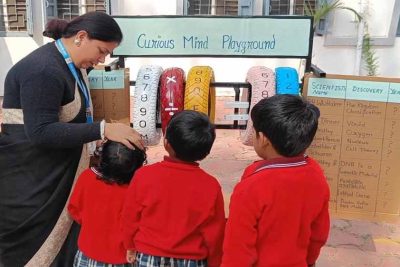 भोपाल के सरकारी स्कूल की अनोखी पहल, कबाड़ से बन रहे विज्ञान-गणित के मॉडल; बच्चों के लिए पढ़ाई हुई आसान