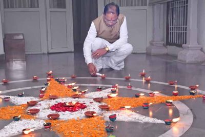 प्रधानमंत्री नरेंद्र मोदी के जन्मदिवस पर मुख्यमंत्री विष्णु देव साय ने अपने निवास पर जलाया ‘आशीर्वाद का दीया’