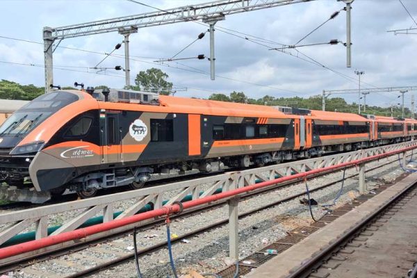 260 वंदे भारत स्लीपर ट्रेनों का बड़ा प्लान, राजधानी एक्सप्रेस को टक्कर देंगी हाईटेक सुविधाएं