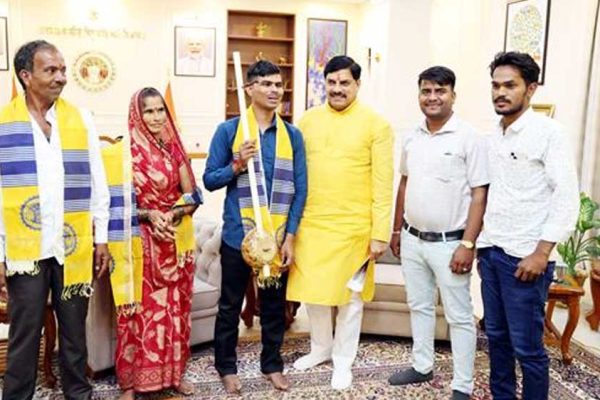 फ़िल्म हनुमान अंश के गायक लोधी को करेगी राज्य सरकार प्रोत्साहित : मुख्यमंत्री डॉ. यादव