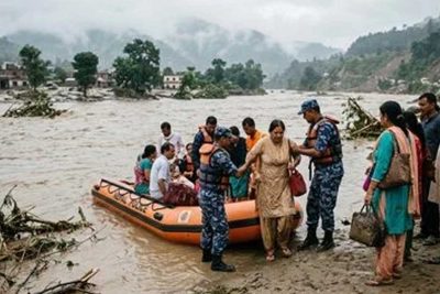 नेपाल बाढ़ के बाद राहत शिविरों में महिलाओं की मुश्किलें बढ़ीं, ‘पैड हैं मगर अंडरवियर नहीं’
