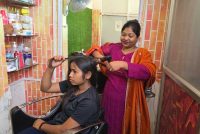 हुनर ने दी आत्मनिर्भरता की राह, ब्यूटी पार्लर से किरण को हर माह 12 से 20 हजार रुपये तक की आय