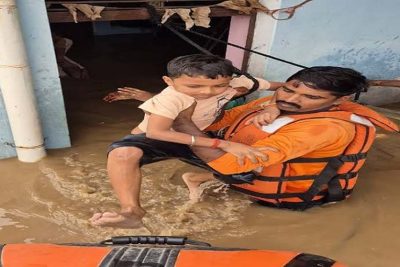 योगी सरकार का बाढ़ प्रभावितों के लिए राहत अभियान जारी: हर मोर्चे पर लगातार मुस्तैदी