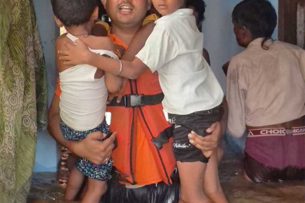 चित्रकूट में मंदाकिनी की बाढ़ में फंसे 150 लोगों को सुरक्षित निकाला, योगी सरकार का राहत तंत्र सतर्क