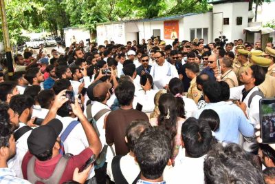 डिप्टी सीएम के आवास पर पहुंचे सैकड़ों फरियादी, त्वरित कार्रवाई से खिले चेहरे