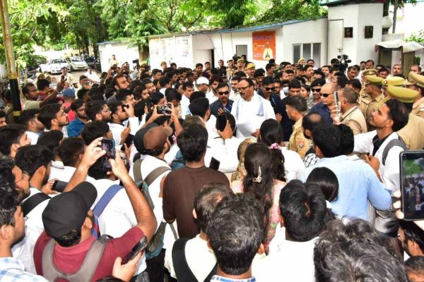 डिप्टी सीएम के आवास पर पहुंचे सैकड़ों फरियादी, त्वरित कार्रवाई से खिले चेहरे