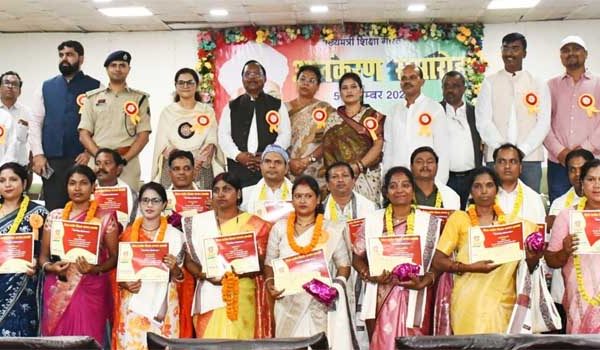 शिक्षक दिवस पर बलरामपुर में जिला स्तरीय समारोह- 21 उत्कृष्ट शिक्षक ज्ञानदीप और शिक्षादूत पुरस्कार से सम्मानित