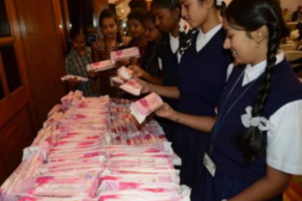 सरकारी विद्यालयों की छात्राओं को मिलेगी निःशुल्क सैनिटरी नैपकिन