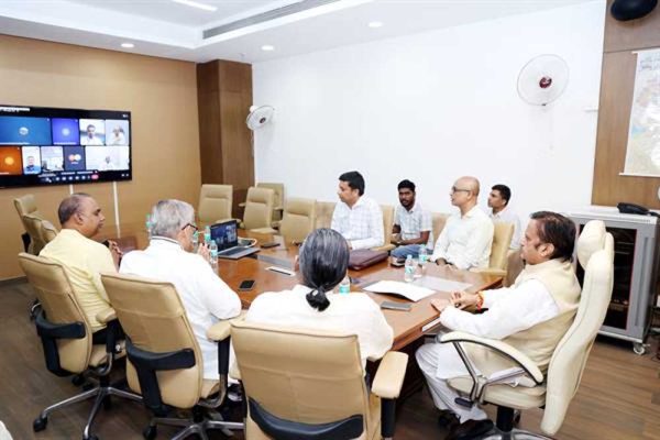 चिकित्सकों में सेवा और संवेदनशीलता का भाव स्वास्थ्य सेवाओं के विधिवत प्रदाय के लिए अहम : उप मुख्यमंत्री  शुक्ल