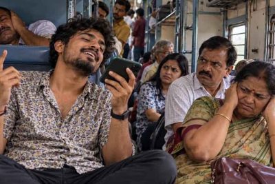 ट्रेन में स्पीकर पर गाना बजाना पड़ेगा भारी, रेलवे ने दी जेल और जुर्माने की चेतावनी