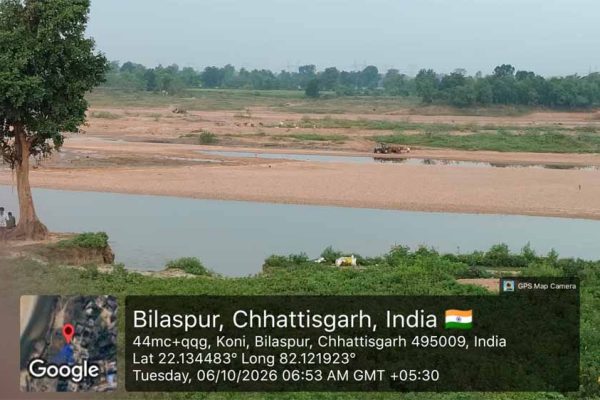 चालू है न्यायधानी में अवैध रेत खनन का कारोबार! नदी में दिनदहाड़े चल रहे ट्रैक्टर, प्रशासन की निगरानी पर उठे सवाल