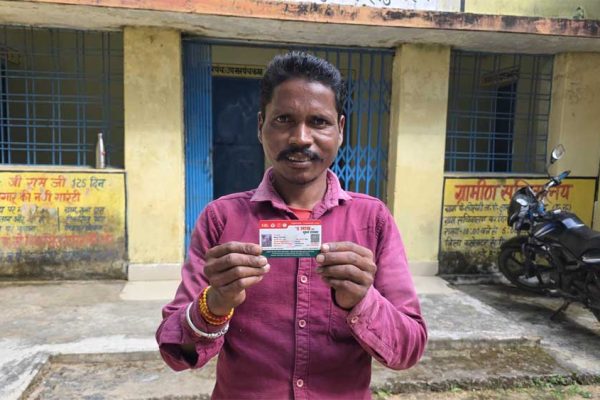 इलाज के खर्च की चिंता हुई कम, आयुष्मान कार्ड से विजय पंडो के परिवार को मिला स्वास्थ्य सुरक्षा का संबल