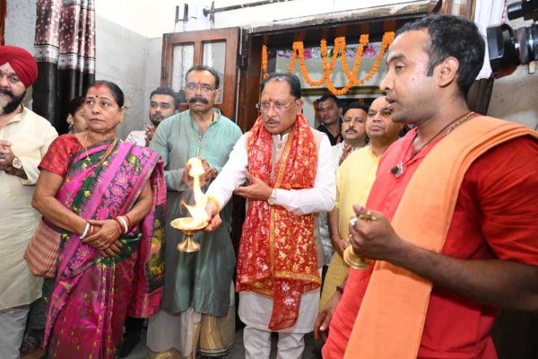 मुख्यमंत्री  विष्णु देव साय ने मां काली और मां दुर्गा की पूजा-अर्चना कर प्रदेश की सुख-समृद्धि की कामना की